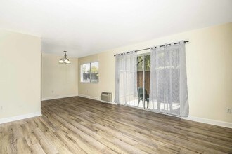 1060 Oak Grove Rd-Unit -APT 5 in Concord, CA - Building Photo - Building Photo