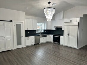 1527 W Orangeburg Ave in Modesto, CA - Building Photo - Building Photo