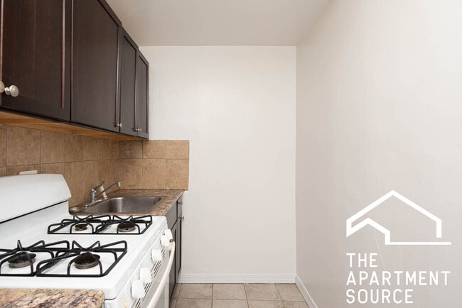 1371 W Estes Ave in Chicago, IL - Foto de edificio - Building Photo