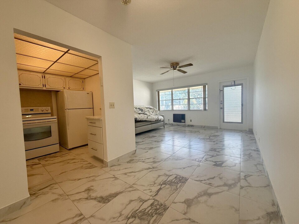 22 Waltham A in West Palm Beach, FL - Building Photo