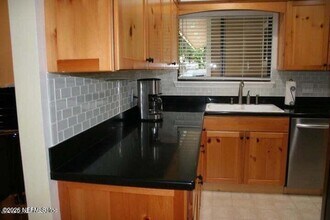 1841 Twelve Oaks Ln E in Neptune Beach, FL - Building Photo - Building Photo