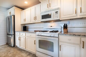 36 Center Beach Ave in Old Lyme, CT - Building Photo - Building Photo