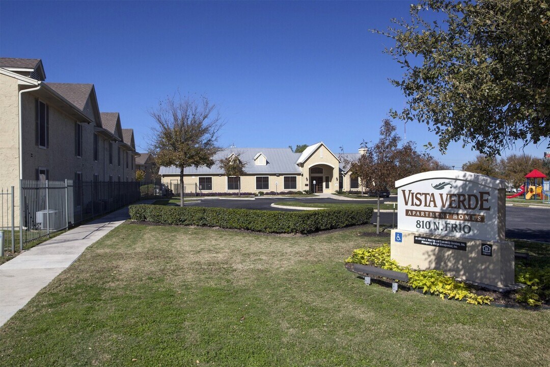 910 N Frio St in San Antonio, TX - Building Photo