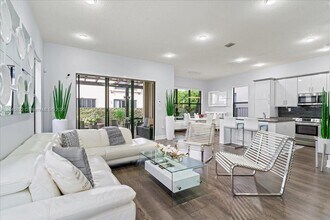 9786 W 34th Ave in Hialeah, FL - Foto de edificio - Building Photo