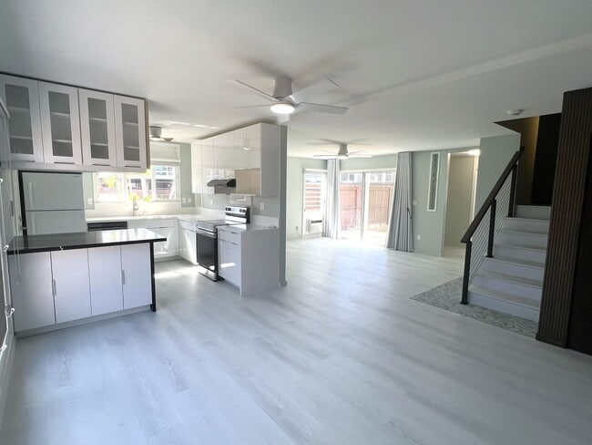 121 Koko Isle Cir in Honolulu, HI - Building Photo - Building Photo