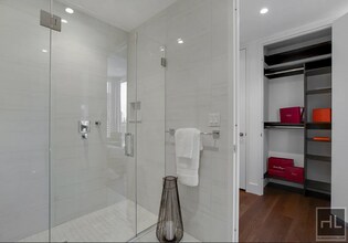 East 44th Street, Unit 16L in New York, NY - Foto de edificio - Building Photo