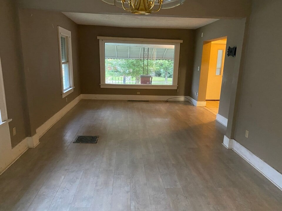 1055 Murray Ave in Akron, OH - Building Photo