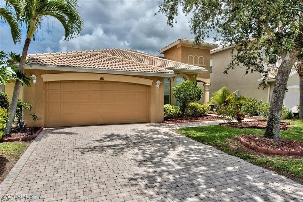 8310 Laurel Lakes Way in Naples, FL - Building Photo