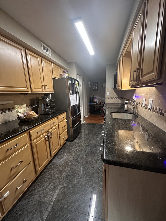 423 Christopher Ave, Unit 21 in Gaithersburg, MD - Foto de edificio - Building Photo