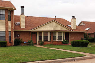 Fairfield Greens Townhomes & Apartments in Midwest City, OK - Building Photo - Building Photo