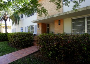 1825 Salzedo St in Coral Gables, FL - Foto de edificio - Building Photo