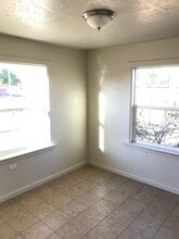 605 E 10th St in Hanford, CA - Foto de edificio - Building Photo