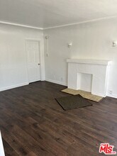 1050 W 60th Pl in Los Angeles, CA - Building Photo - Building Photo
