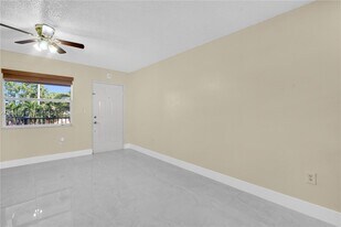 2560 W 60th St in Hialeah, FL - Building Photo