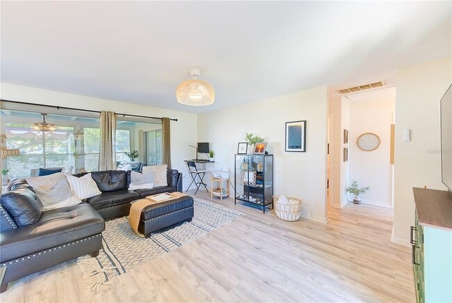 14283 Sharon Dr in Largo, FL - Building Photo - Building Photo