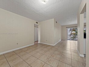 6900 N Kendall Dr in Pinecrest, FL - Building Photo - Building Photo