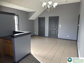 226 Sonny Dr, Unit Apt in Wind Gap, PA - Foto de edificio - Building Photo