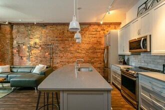 27 Biltmore Ave, Unit 201 in Asheville, NC - Building Photo - Building Photo