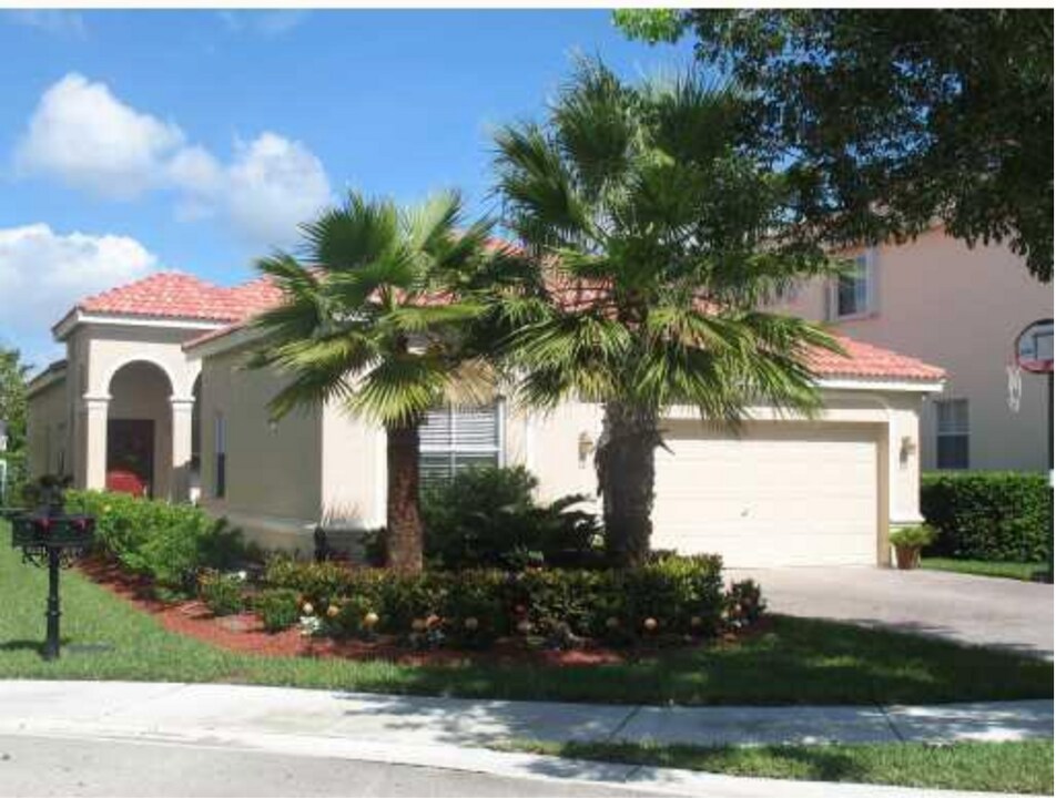 4227 Sabal Ridge Cir in Weston, FL - Building Photo