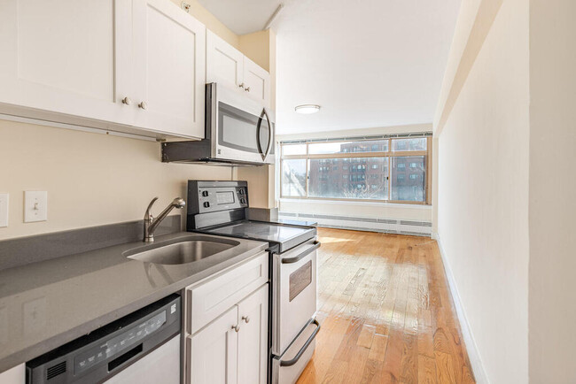 1441 Beacon St, Unit 308 in Brookline, MA - Building Photo - Building Photo