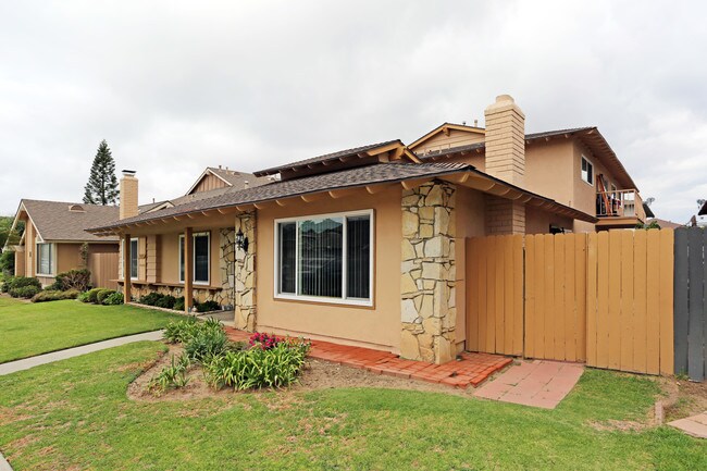 7291 Elk Cir in Huntington Beach, CA - Building Photo - Building Photo