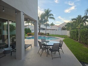 1055 Briar Ridge Rd in Weston, FL - Foto de edificio - Building Photo