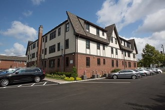 Fairfield Tudor At Bay Shore in Bay Shore, NY - Foto de edificio - Building Photo