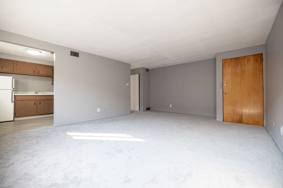 Broadway Manor Apartments in East Mckeesport, PA - Building Photo