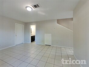 1872 Little John Way, Unit 1131 in Brentwood, CA - Foto de edificio - Building Photo