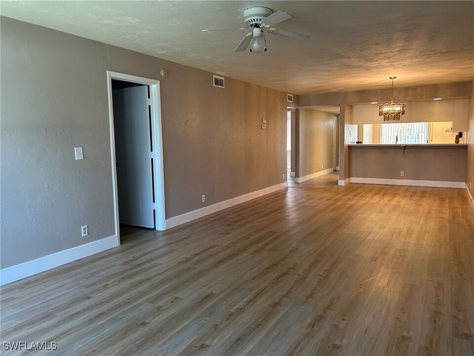 4261 Jack Frost Ct in Naples, FL - Building Photo