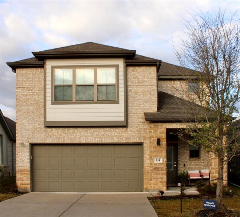 174 Gullivers Dr in Elgin, TX - Foto de edificio