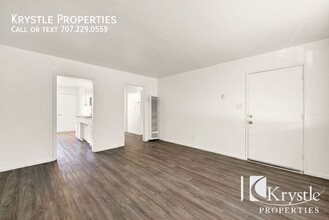 2068 Red Robin Ln in Sacramento, CA - Building Photo - Building Photo
