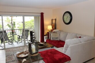 1548 SE Royal Green Cir in Port St. Lucie, FL - Building Photo - Building Photo