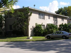 743 Almeria Ave in Coral Gables, FL - Foto de edificio - Building Photo