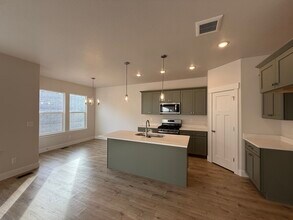 4805 S Heartwood Rd in Mapleton, UT - Building Photo - Building Photo