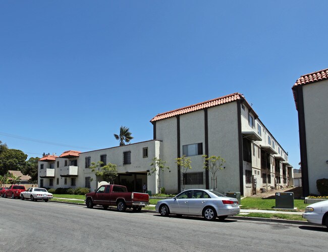Casa Valencia Apartments in Oxnard, CA - Building Photo - Building Photo