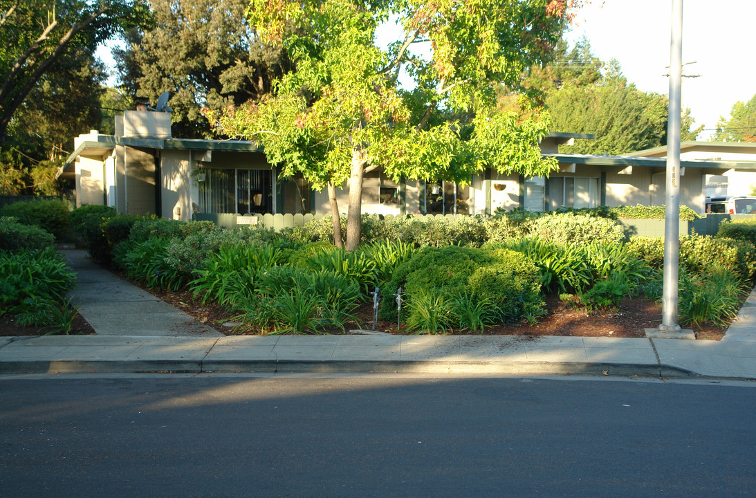 1083 Tanland Dr in Palo Alto, CA - Building Photo