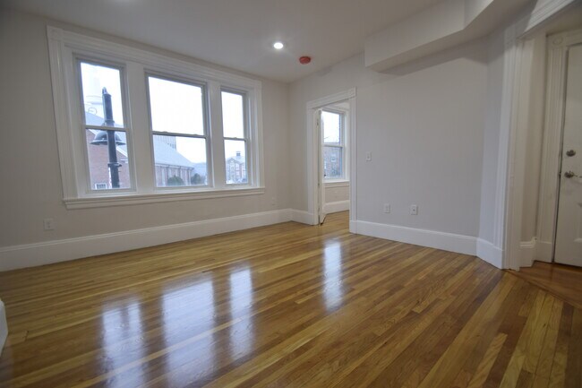 31 Harvard St, Unit 2 in Brookline, MA - Building Photo - Building Photo