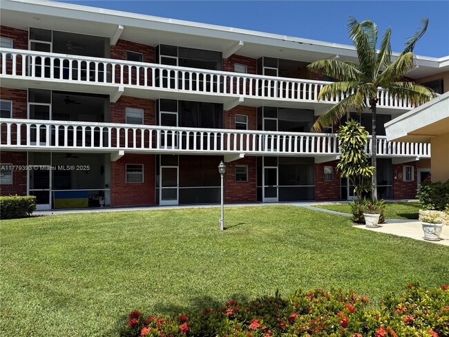 201 NE 14th Ave in Hallandale Beach, FL - Foto de edificio - Building Photo