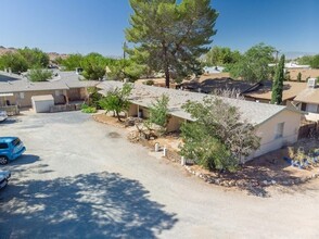 20237 Zuni Rd in Apple Valley, CA - Foto de edificio - Building Photo