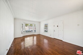 7758 Rosewood Ave in Los Angeles, CA - Foto de edificio - Building Photo