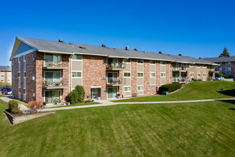 Piccadilly in Greenfield, WI - Foto de edificio - Building Photo