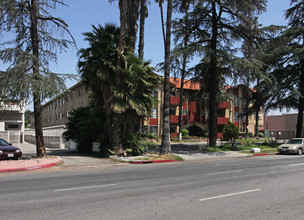 El Conquistador Apartments in Van Nuys, CA - Building Photo - Building Photo