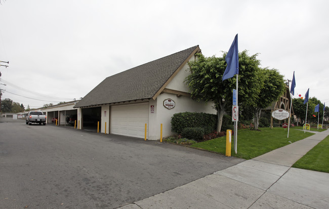 Emerald Gardens Apartments in Buena Park, CA - Building Photo - Building Photo