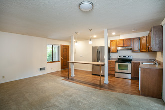 1104 NE 145th St in Shoreline, WA - Building Photo - Interior Photo