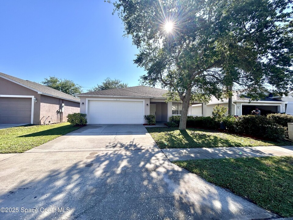 4042 Wilkes Dr in Melbourne, FL - Building Photo