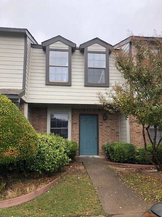 812 W Collins St in Denton, TX - Building Photo