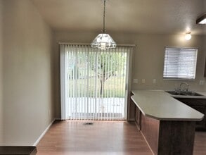 859 W 2005 N in Clinton, UT - Foto de edificio - Building Photo