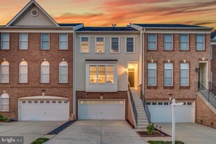 25840 Kirkwood Square in Chantilly, VA - Building Photo