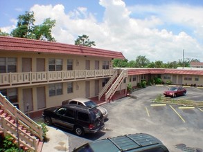 Miramar Gardens Apartments in Miramar, FL - Building Photo - Building Photo